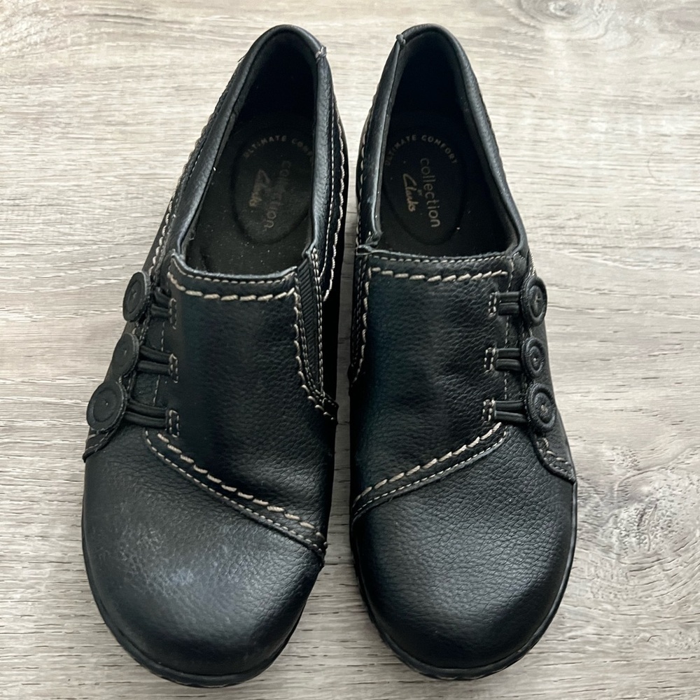 Clarks Womenโs Slip on BLack Loafers Ashland Effie size 6.5